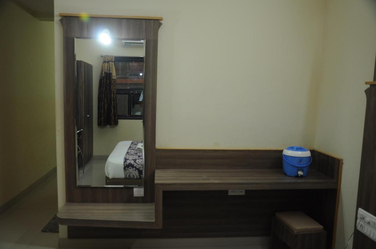 Hotel Bansi Dwārka Extérieur photo